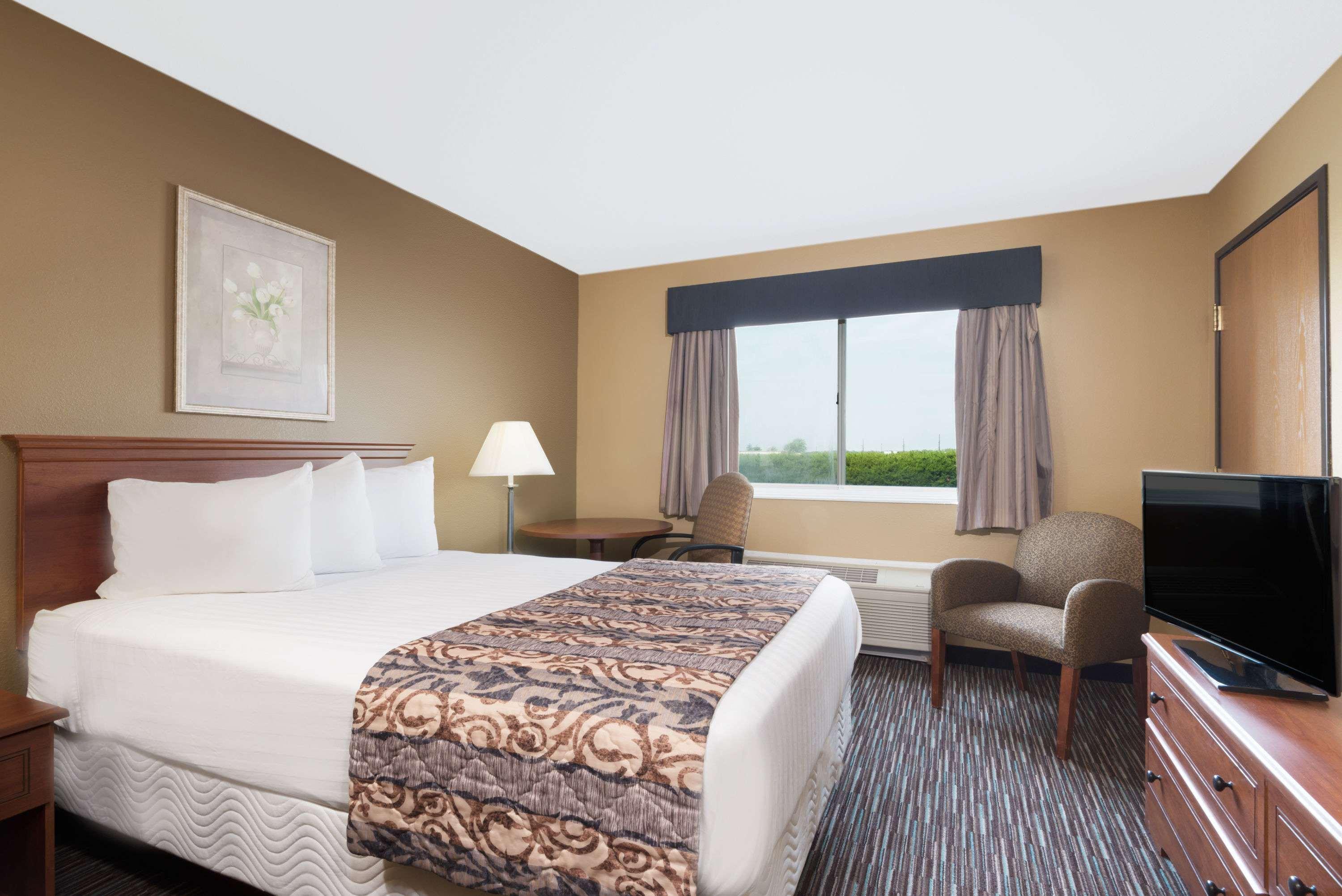 Baymont By Wyndham Columbus/Rickenbacker Hotel Exterior photo