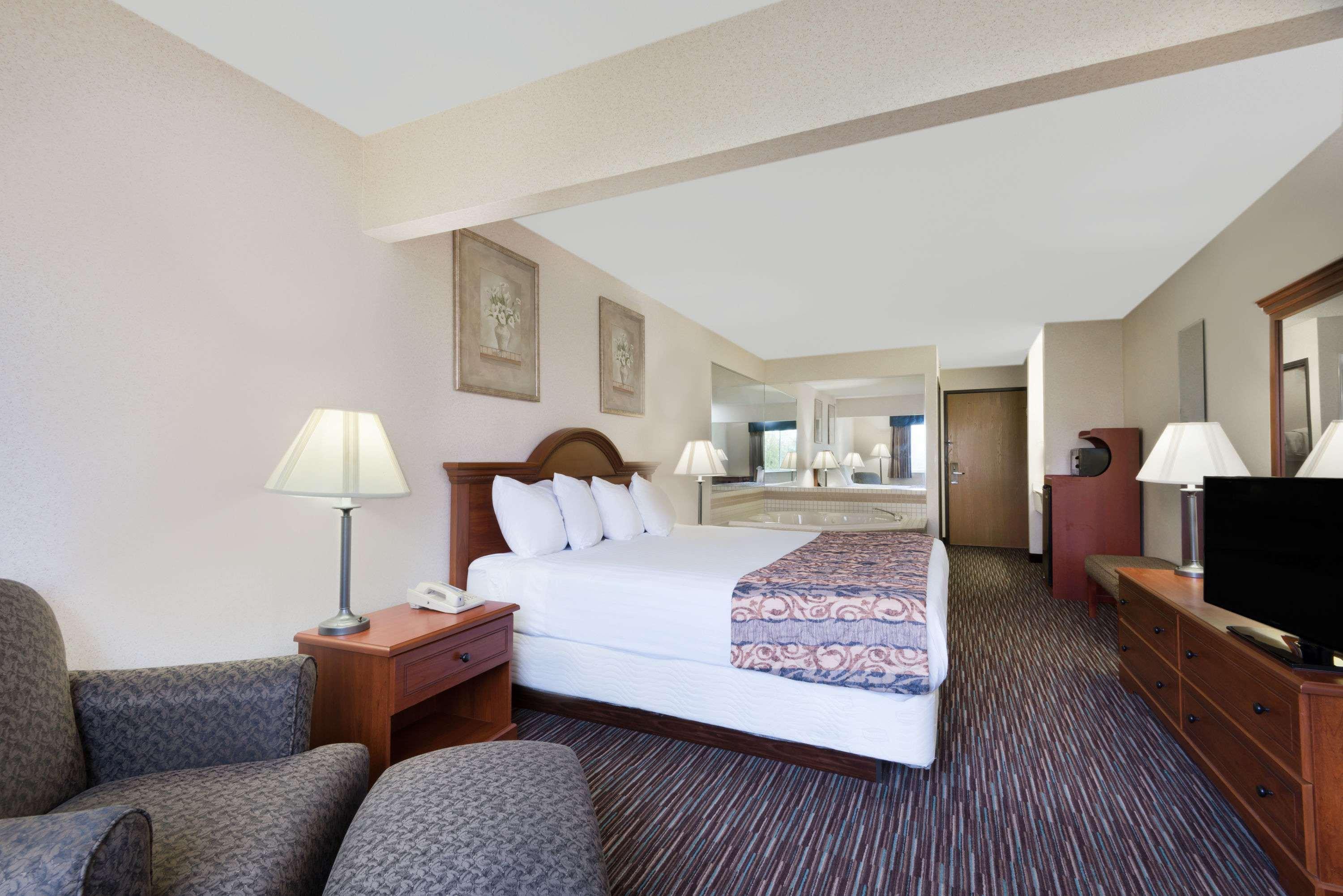 Baymont By Wyndham Columbus/Rickenbacker Hotel Exterior photo