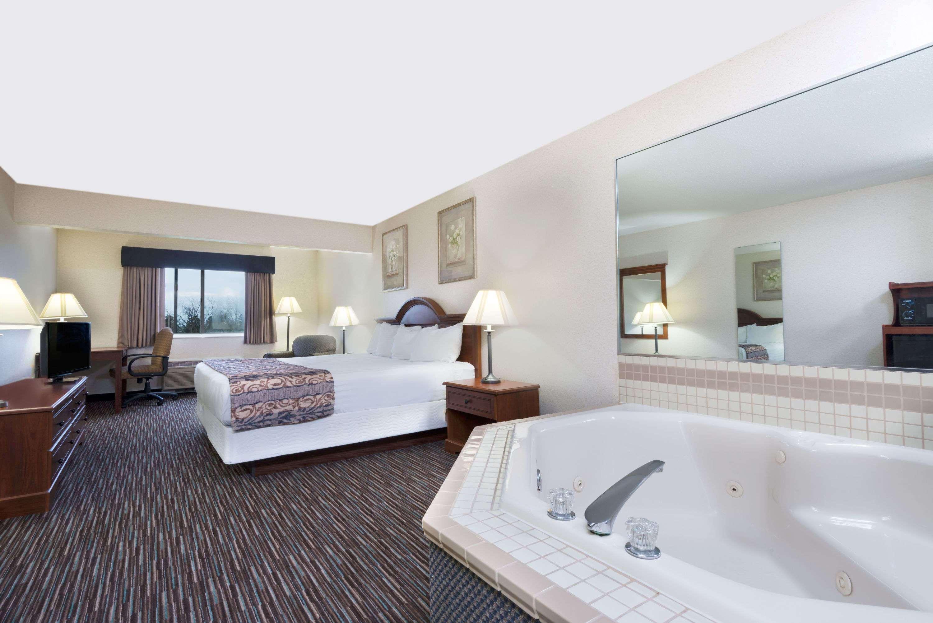 Baymont By Wyndham Columbus/Rickenbacker Hotel Exterior photo
