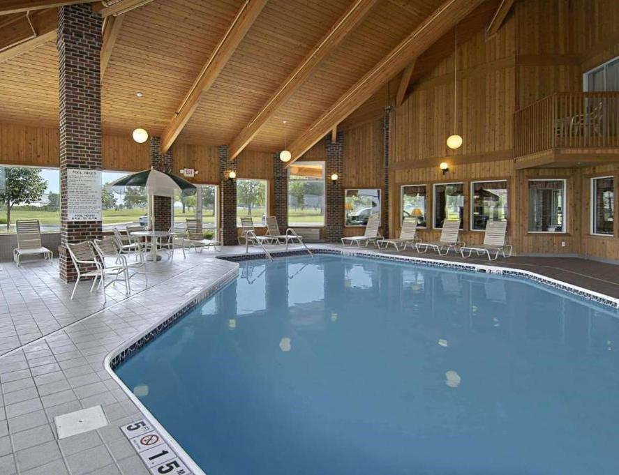 Baymont By Wyndham Columbus/Rickenbacker Hotel Exterior photo