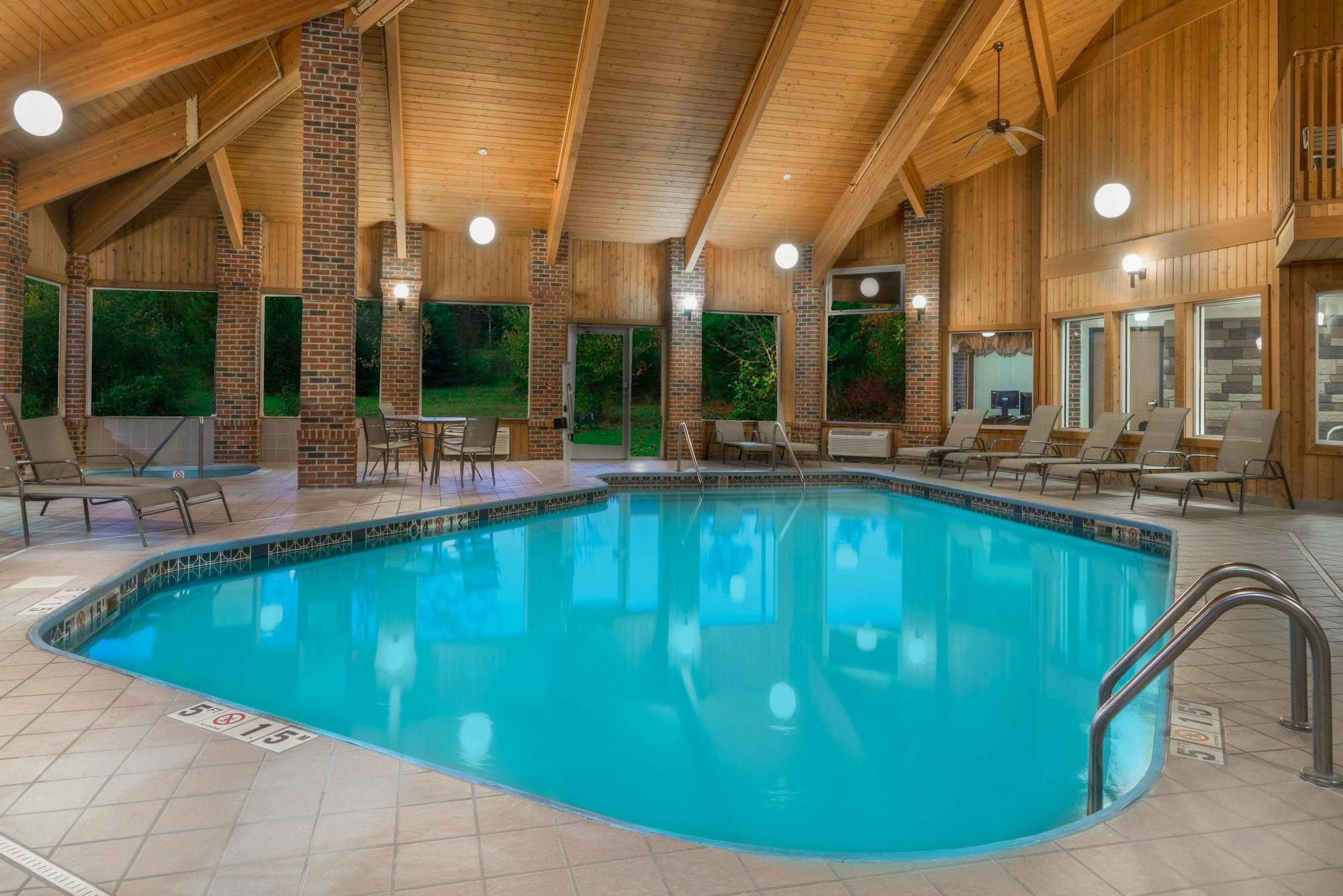 Baymont By Wyndham Columbus/Rickenbacker Hotel Exterior photo